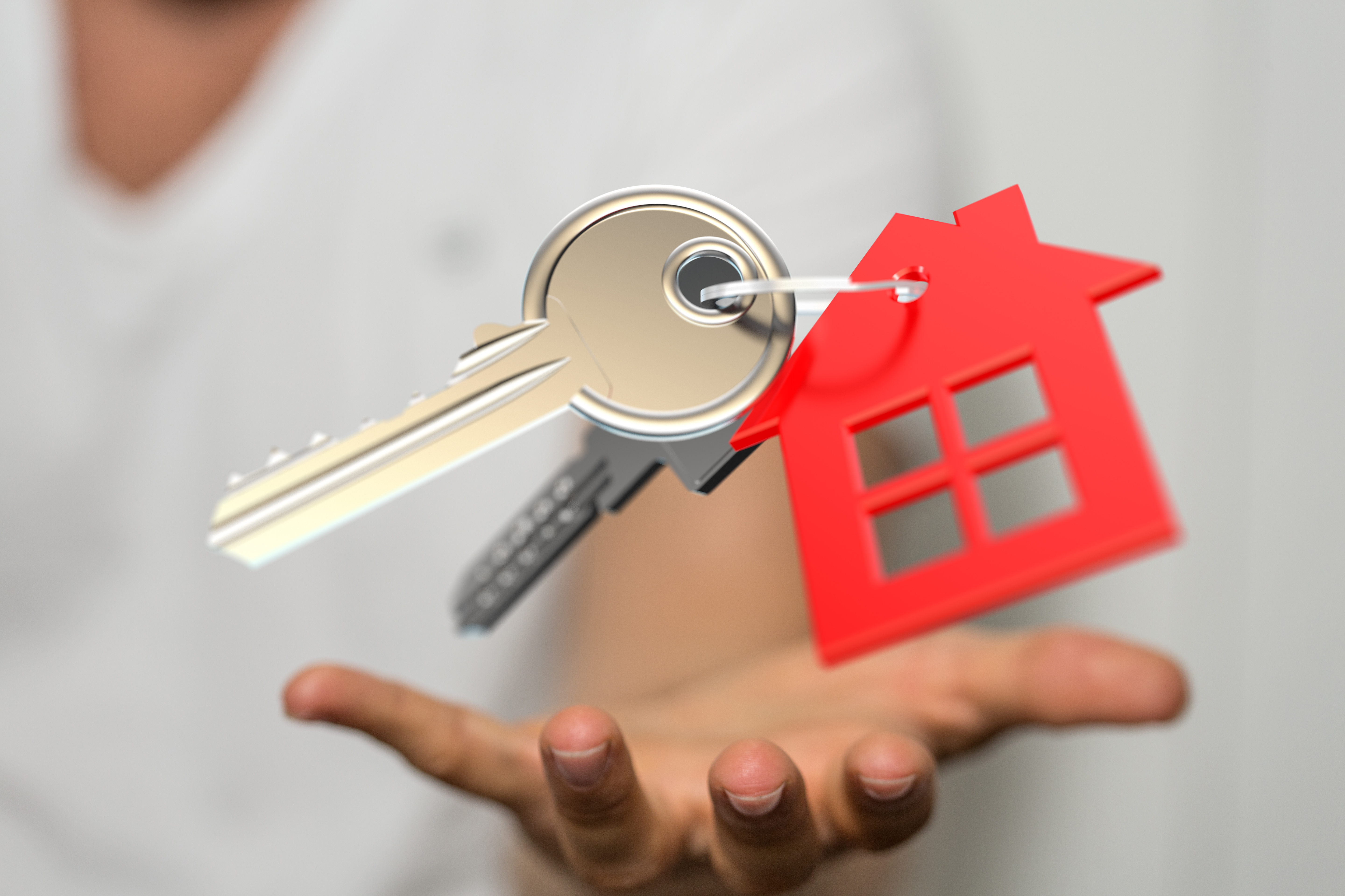 cl de maison dans une main
