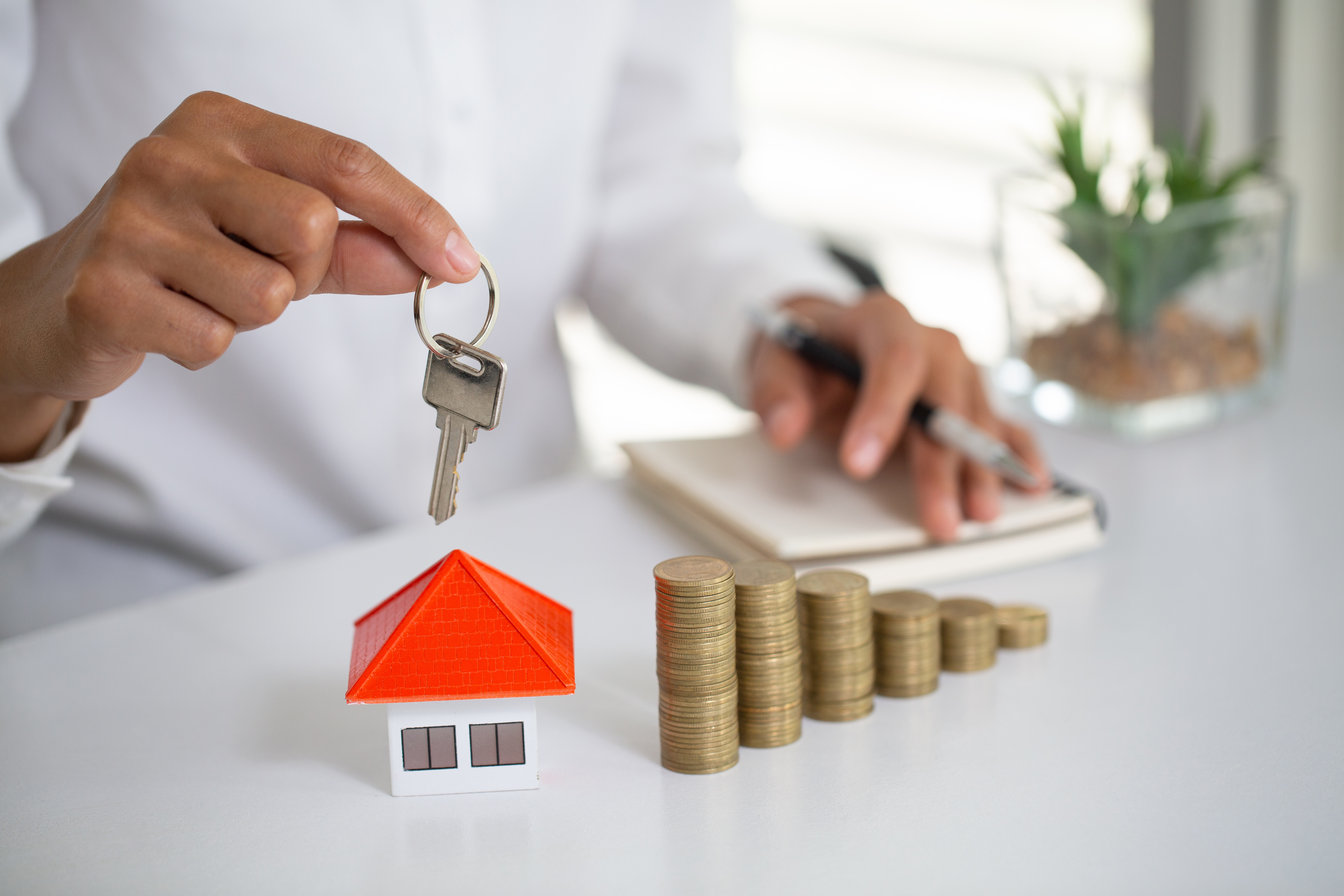 anégociateur immobilier avec une clé dans la main