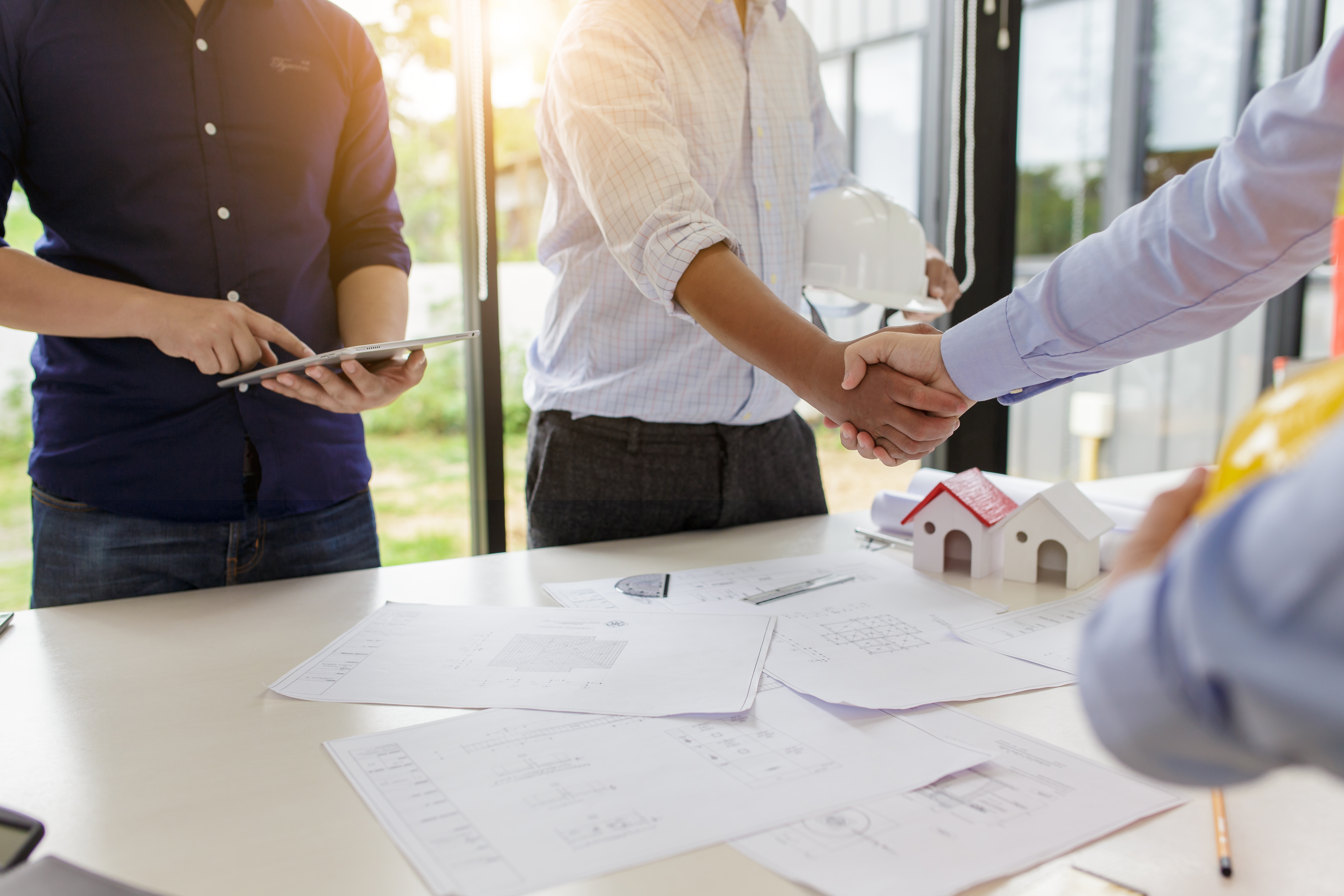 agent immobilier indépendant en pleine vente de maison