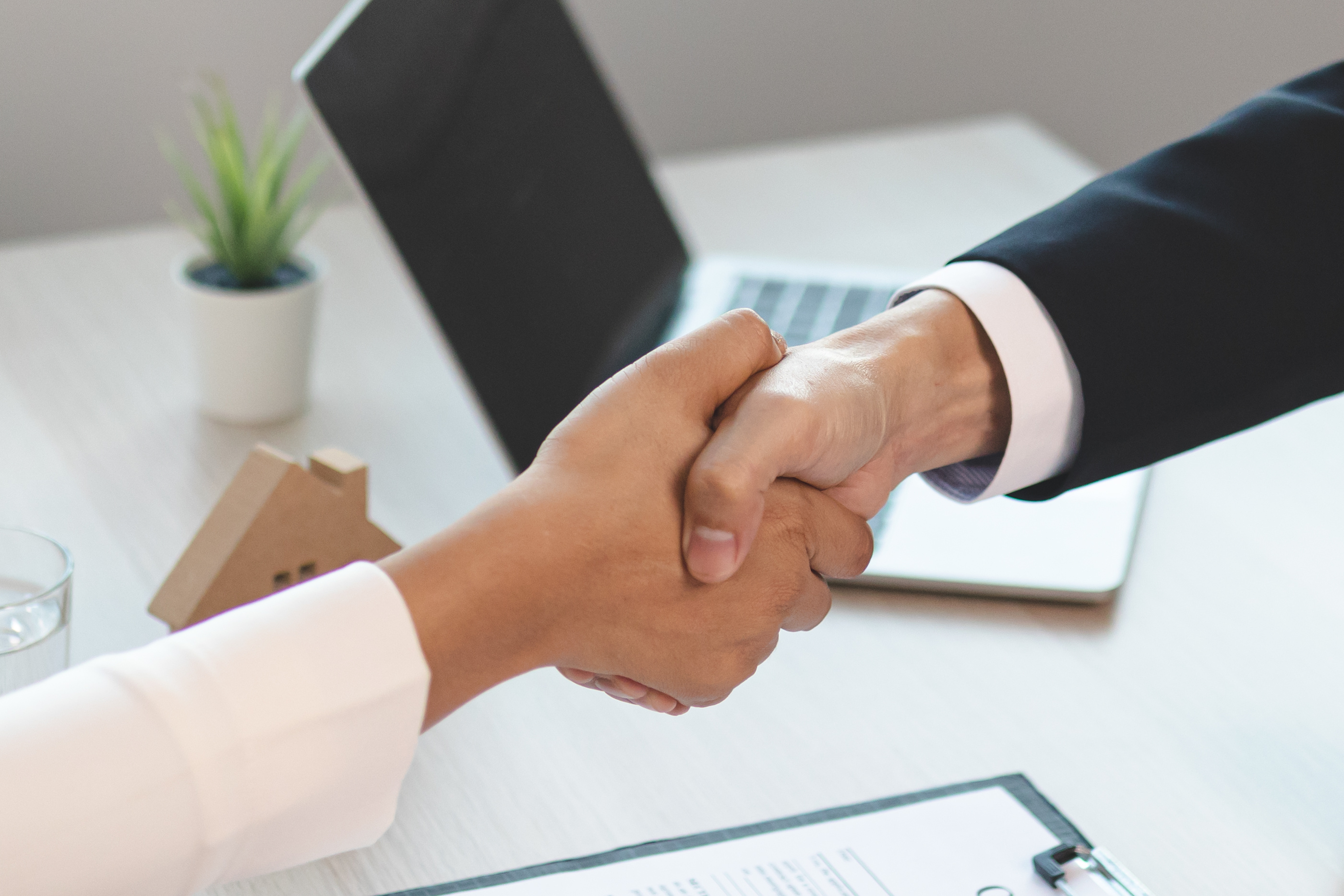 poigne de mains entre agents immobiliers