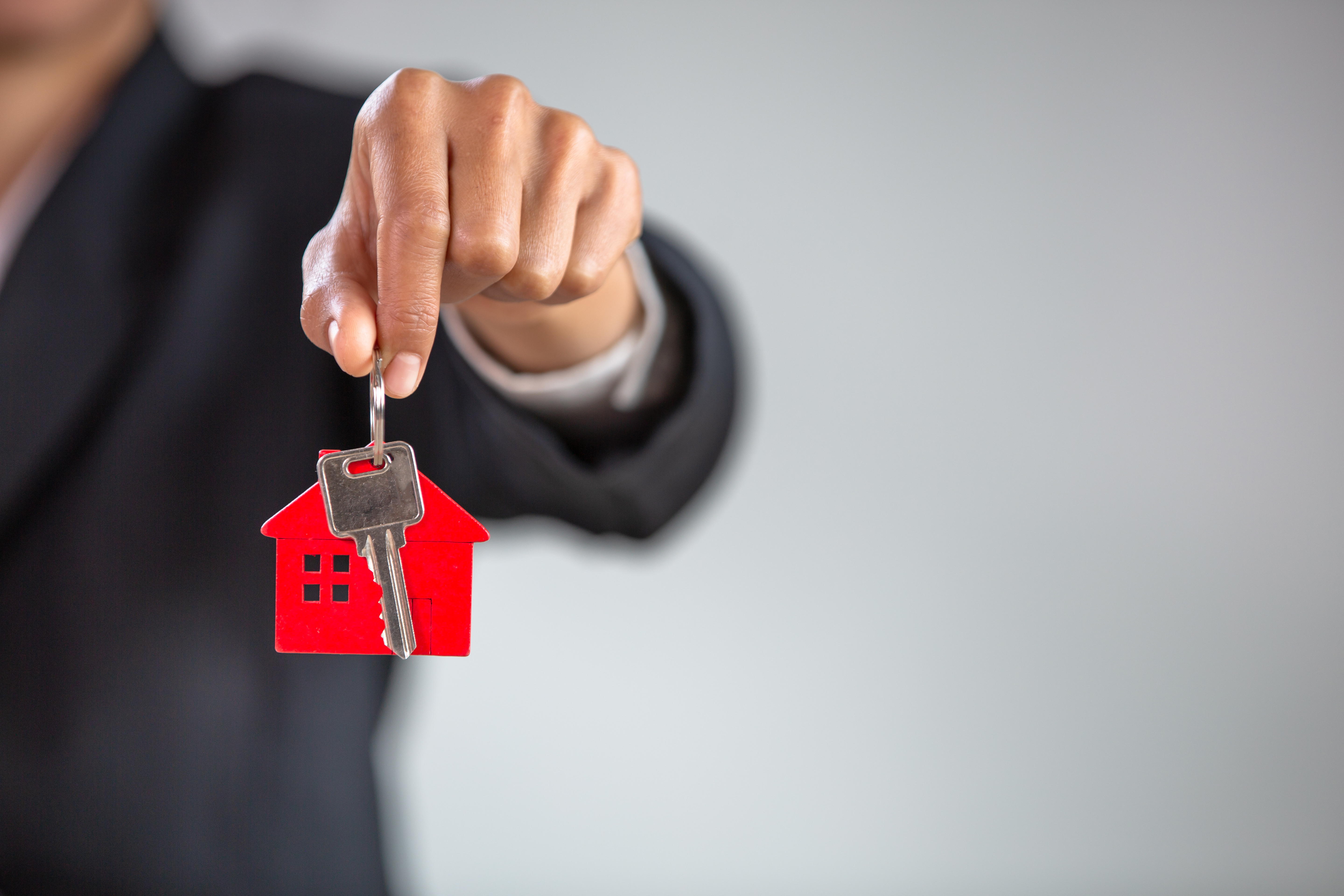 agent immobilier avec une cl de maison